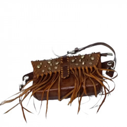 Bolso flecos y tachuelas